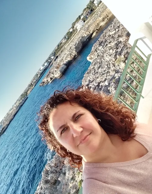 Maribel somrient, amb el mar de fons