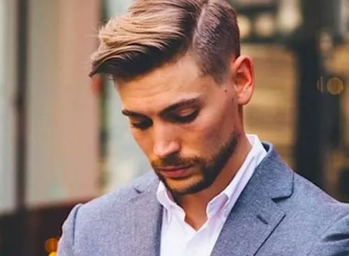 Home amb tall clàssic i barba retocada, vestit d'americana